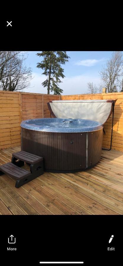 Grooms Cottage Outside Hot Tub Beith Bagian luar foto